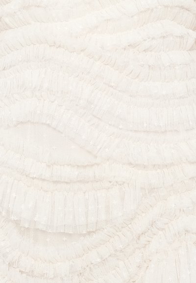 Material din tul crem cu volane suprapuse, prezentând valuri texturate și un aspect delicat, moale. Material ușor și translucid.