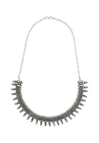 Metalhalsband med en böjd design; har intrikata detaljer och små hängen. Silverfärgad med en texturerad yta och kedjeslå.