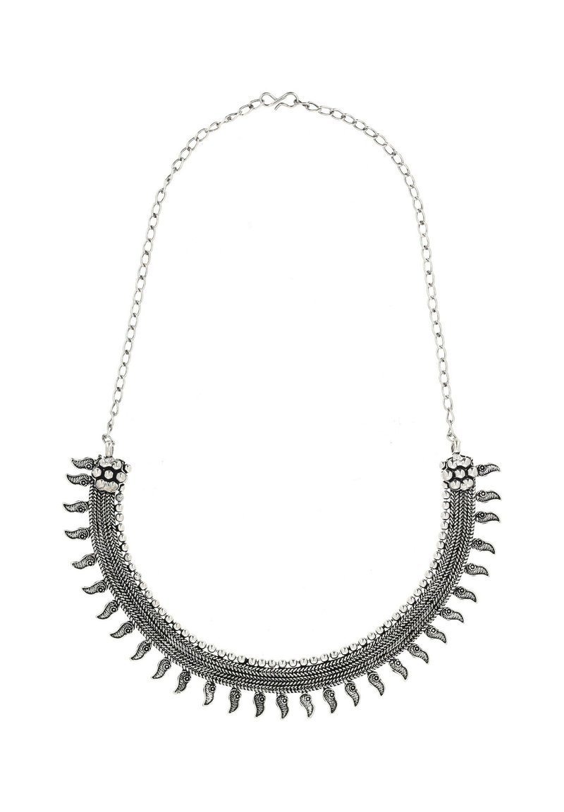 Metalhalsband med en böjd design; har intrikata detaljer och små hängen. Silverfärgad med en texturerad yta och kedjeslå.