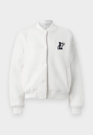 Hvit fleece bomberjakke med ribbestrikket krage og mansjetter, med en svart brodert logo på venstre bryst og trykknapplukking.