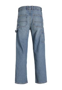 Pantalons cargo en denim bleu clair avec une coupe décontractée, deux poches arrière et une poche latérale. Les ourlets sont légèrement effilochés pour ajouter de la texture.