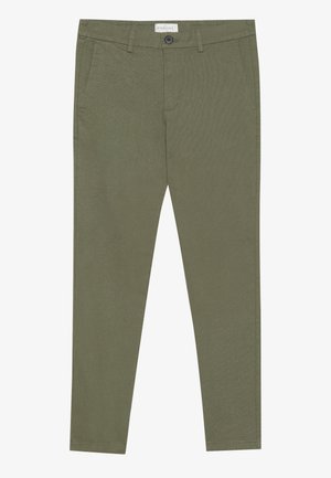 Chinos de algodón verde oliva con una textura suave, corte ajustado, bolsillos frontales y cremallera, con cierre de botón y trabillas para cinturón.
