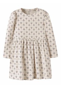 Vestido de manga larga en tela de color beige claro, con un delicado patrón floral en azul y marrón, con cintura fruncida y textura suave.