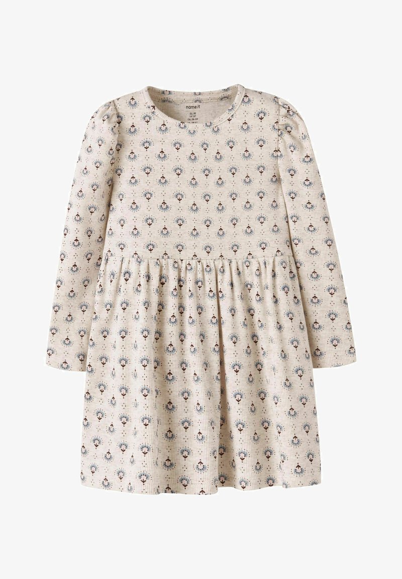 Robe à manches longues en tissu beige clair, ornée d'un délicat motif floral bleu et marron, avec une taille froncée et une texture douce.