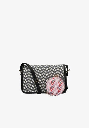 Sac en bandoulière noir et gris à motif zigzag avec une pochette ronde amovible pour les pièces de monnaie, ornée d'un design géométrique rose et rouge.