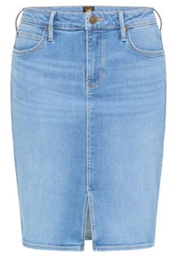 Jupe crayon en denim bleu clair, avec une fente frontale, cinq poches, passants pour ceinture et une fermeture à bouton métallique avec détails de marque.