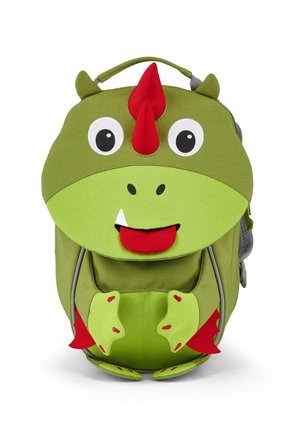 Grüner Rucksack in Form eines Drachen mit großen Augen, roten Akzenten und einer texturierten Oberfläche. Besitzt eine Fronttasche und Details in Form von Drachenflügeln.