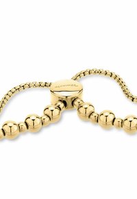 Guldfarvet armbånd med runde perler i varierende størrelser, et glat forbindelse-design og en central lås med branding.