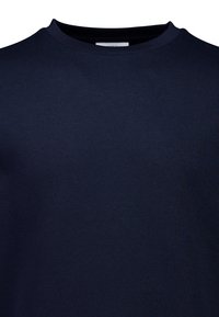 Felpa blu navy con scollatura rotonda, realizzata in tessuto morbido, caratterizzata da una texture liscia e priva di pattern o dettagli visibili.