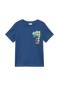 Blaues Baumwoll-T-Shirt mit kurzen Ärmeln, das eine farbenfrohe Grafik von Wellen, einer Sonne und Palmen zeigt, mit dem Text "GROßE WELLEN, GROßEN SPASS!"