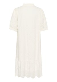 Lyhyt valkoinen mekko, jossa on puffihihat, broderie anglaise -yksityiskohtia, röyhelökaulus ja aaltoileva helma.