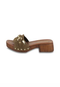 Sandal in suede marrone con tacco a blocco, caratterizzato da dettagli plissettati, accenti in metallo e borchie tonde lungo il bordo della fascia.