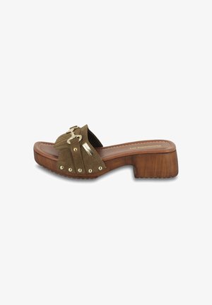 Sandal in suede marrone con tacco a blocco, caratterizzato da dettagli plissettati, accenti in metallo e borchie tonde lungo il bordo della fascia.