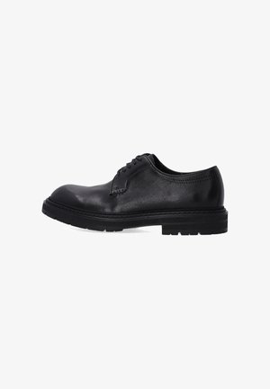 Zwarte leren oxford schoen met een ronde neus, vijf-veter sluiting, subtiele stiksels en een dikke rubberen zool.
