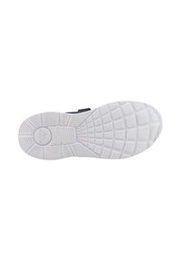 Valge kummist sneakeripõhi, millel on tekstureeritud tugi, ning kontuuritud disain ja peen logo detail keskel.