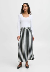 Maxi-Rock mit vertikalen navyblauen und cremefarbenen Streifen, aus leichtem Stoff gefertigt. Verfügt über einen breiten Bund und ein fließendes Design.