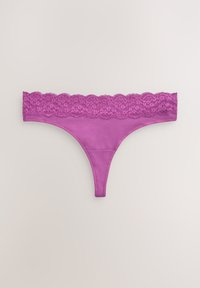 Perizoma viola con cinturino in pizzo, caratterizzato da una texture liscia simile al raso e un design minimalista. Il pizzo ha bordi smerlati.