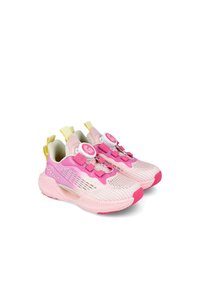 Zapatillas deportivas ligeras en rosa y crema con parte superior de malla, cordones elásticos y pestañas en el talón amarillas; suelas texturizadas para mayor tracción.
