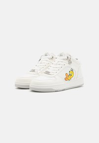 Baskets montantes blanches avec un dessus en cuir texturé, bout rond et broderie d'un oiseau en cartoon jaune sur les côtés extérieurs.