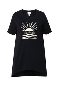 Camiseta de algodón negra de manga corta, con un gráfico de un sol y olas, y el texto "BAJO EL SOL" en colores claros.