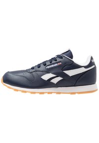 Sneaker in pelle blu navy con accenti bianchi, design con lacci, pannello laterale testurizzato e suola in gomma color caramello. Presenta il logo Reebok.