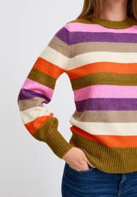 Maglione a righe con colori: rosa, arancione, viola, verde e crema. Maniche e fondo a coste, realizzato in materiale morbido. Vestibilità casual.