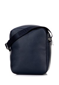 Borsa a tracolla in pelle blu navy con superficie texturizzata, forma quadrata, tracolla regolabile e una tasca laterale per una funzionalità aggiuntiva.