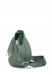 Borsa in nylon verde con forma arrotondata, finitura testurizzata, tracolla regolabile e chiusura superiore a coulisse. Presenta dettagli in pelle e cuciture.