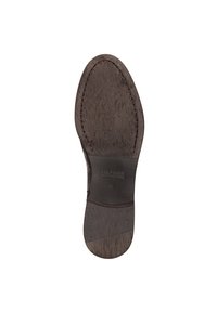 Suela de un zapato de vestir marrón oscuro con costuras visibles y el nombre de la marca "Hilfiger Denim" y el tamaño 37 grabados cerca del talón.