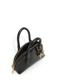 Sac à main en cuir noir avec deux poignées, fermeture éclair dorée et détail de charme. Texture lisse, forme arrondie et deux compartiments zippés.
