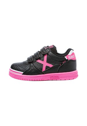 Zapatilla negra y rosa con tres velcros, suela rosa y una gran X rosa en el lateral, etiquetada con "Munich" en el talón y la suela.