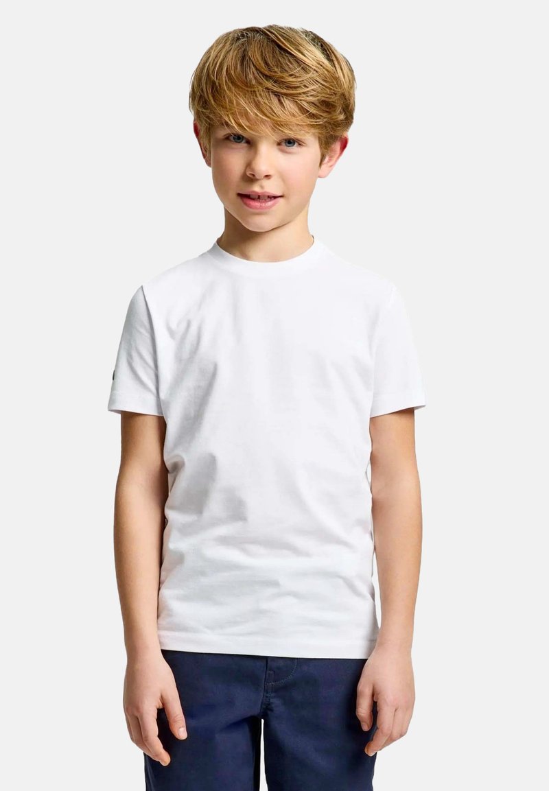 Weißes Baumwoll-T-Shirt mit kurzen Ärmeln und rundem Ausschnitt, präsentiert von einem Jungen vor einem neutralen Hintergrund. Einfaches Design, ohne Muster.