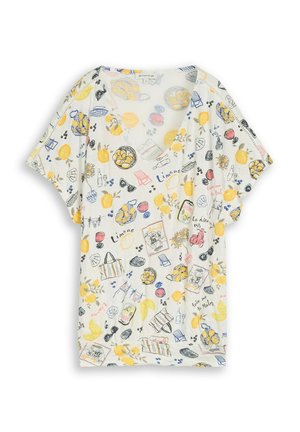 T-shirt blanc à col en V avec des illustrations colorées sur le thème de l'été incluant des citrons, des lunettes de soleil, des chaises de plage et des bicyclettes.