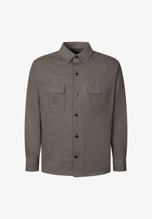 Brun skjorte med lange ærmer, knapper foran, to brystlommer og en spids krave, vist mod en hvid baggrund.