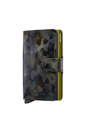 Portafoglio compatto con un motivo geometrico nero e verde, dotato di chiusura a pulsante e un accento giallo visibile. Finitura текстurizzata.