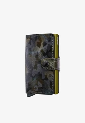 Portafoglio compatto con un motivo geometrico nero e verde, dotato di chiusura a pulsante e un accento giallo visibile. Finitura текстurizzata.