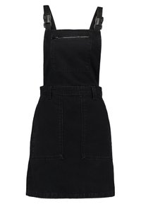 Svart denimklänning med justerbara axelremmar, dragkedjeficka på bröstet, bälteöglor och två framfickor.