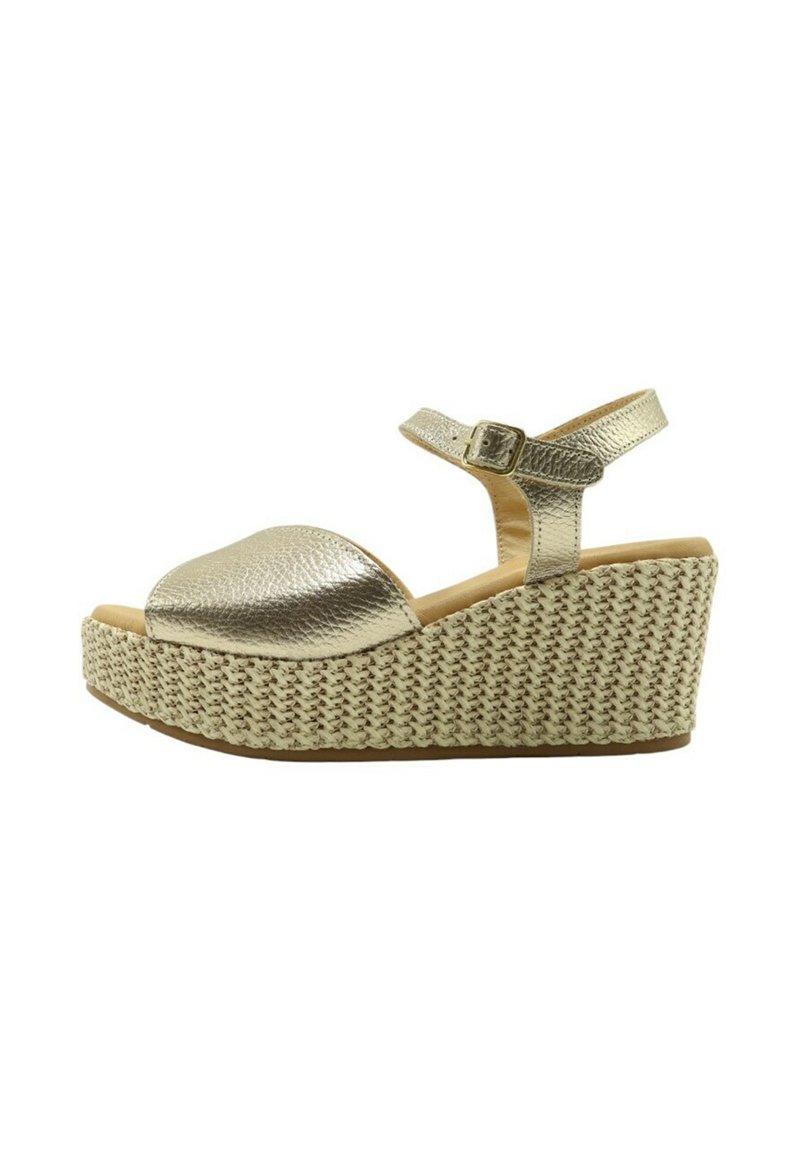 Sandal de cuña de imitación de cuero dorado metálico con plataforma de yute trenzado, que presenta una puntera abierta y una correa de tobillo con detalle de hebilla.