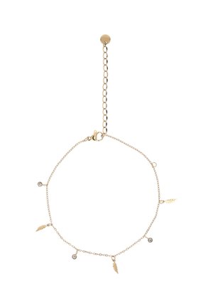 Hieno kultainen nilkkakoru, jossa on kolme pientä höyhenaiheista riipusta ja kolme kirkasta jalokiviriipusta, hummerilukko ja säädettävä ketjun jatke.