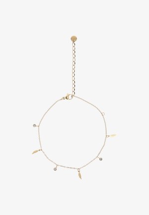 Delikatna złota bransoletka na kostkę z trzema małymi zawieszkami w kształcie piórek i trzema zawieszkami z przezroczystymi kamieniami szlachetnymi, z zapięciem na karabińczyk i regulowanym przedłużeniem łańcuszka.