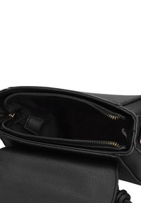 Borsa nera in pelle con esterno strutturato, apertura superiore con cerniera e interno spazioso senza scomparti visibili.