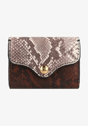 Portefeuille en cuir de serpent dans des tons de marron avec une surface texturée, présentant un rabat incurvé et un accent en métal doré.