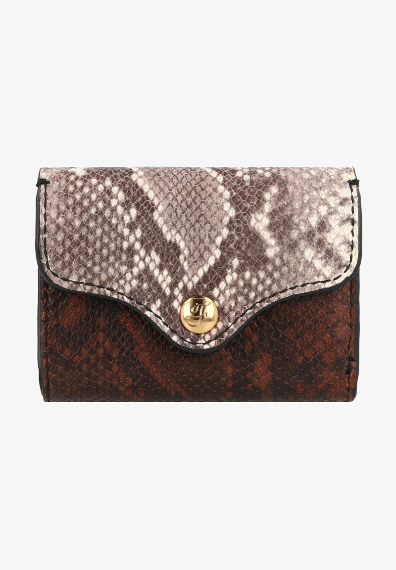 Portefeuille en cuir de serpent dans des tons de marron avec une surface texturée, présentant un rabat incurvé et un accent en métal doré.