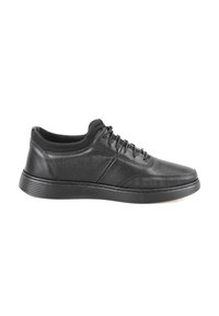 Zwarte leren sneakers met een gestructureerde bovenkant, rubberen zool, ronde neus en vetersluiting. Voorzien van elegante stikdetails en een gevoerde kraag.
