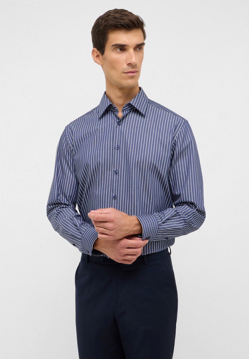 Navyblau gestreifte Hemd mit Button-Down-Kragen, langen Ärmeln und kontrastierenden weißen Streifen. Verfügt über eine glatte Baumwolltextur.
