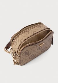 Brązowa wzorzysta syntetyczna torba na ramię z podwójną komorą na zamek i złotym łańcuszkiem jako ozdobą. Charakterystyczne logo na zewnątrz.
