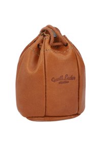 Brauner Lederbeutel mit Kordelzug in runder Form, sichtbaren Nähten und geprägtem „gusti leder studio“-Branding. Glatte Textur.