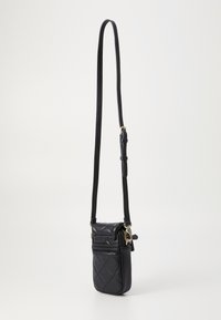 Schwarze, gesteppte Umhängetasche mit einem eleganten Design. Verfügt über eine mit Reißverschluss verschlossene Fronttasche und einen langen, verstellbaren Riemen für zusätzlichen Komfort.