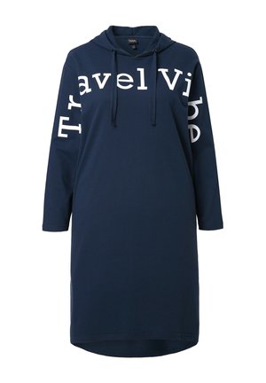 Tmavě modré kapucí šaty z měkké látky s bílým nápisem „Travel Vibe“ na přední straně a na rukávu, s volným dlouhým střihem.