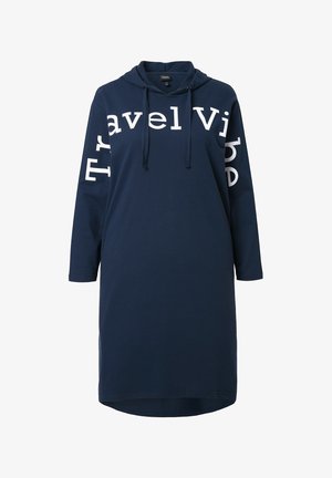 Donkerblauwe capuchonjurk gemaakt van zachte stof, met witte tekst "Travel Vibe" op de voorkant en mouw, met een ontspannen, lange silhouet.